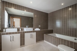 Sèche-cheveux, bidet, serviettes fournies, papier toilette