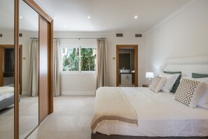 7 chambres, fer et planche à repasser, Wi-Fi, draps fournis