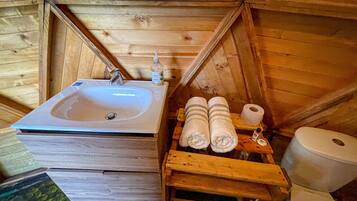 Habitación doble Deluxe | Baño | Tina con regadera, regadera tipo lluvia, toallas, jabón