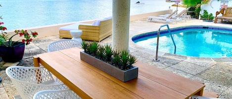 Una piscina al aire libre