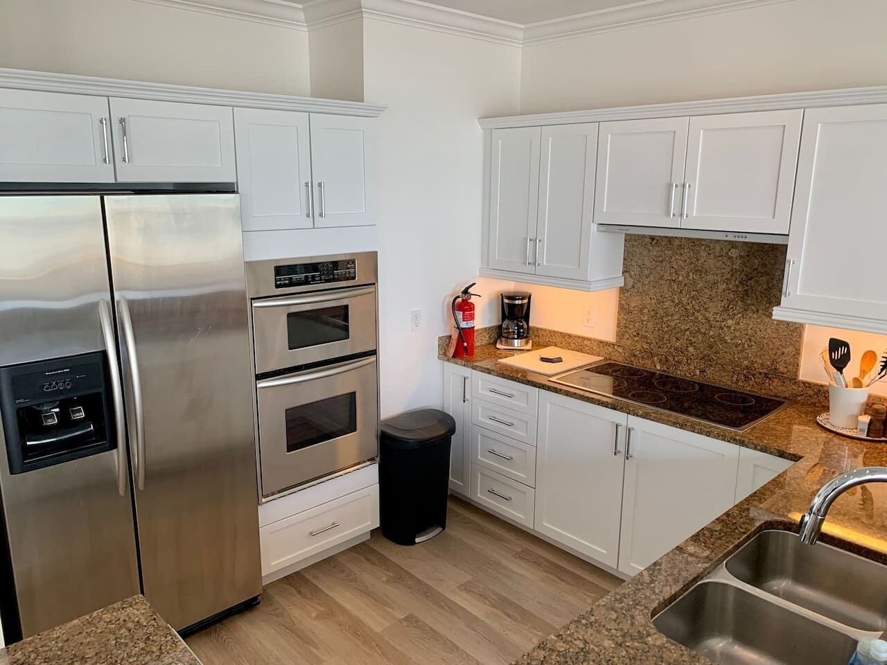 Coffee/tea maker, fridge, microwave, oven