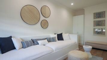 4 bedrooms, iron/ironing board, WiFi, bed sheets