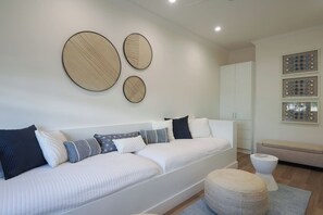 4 bedrooms, iron/ironing board, WiFi, bed sheets - Oceanfront South Sound Home with Magical Sunsets! (Patricks Island)