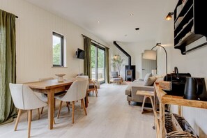 Smart TV, fireplace, table tennis