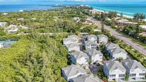 A residential area with houses and a road leading to a beach. - Longboat Key Cedars Beach House-pet Friendly-2 Minute To The Beach (Longboat Key)