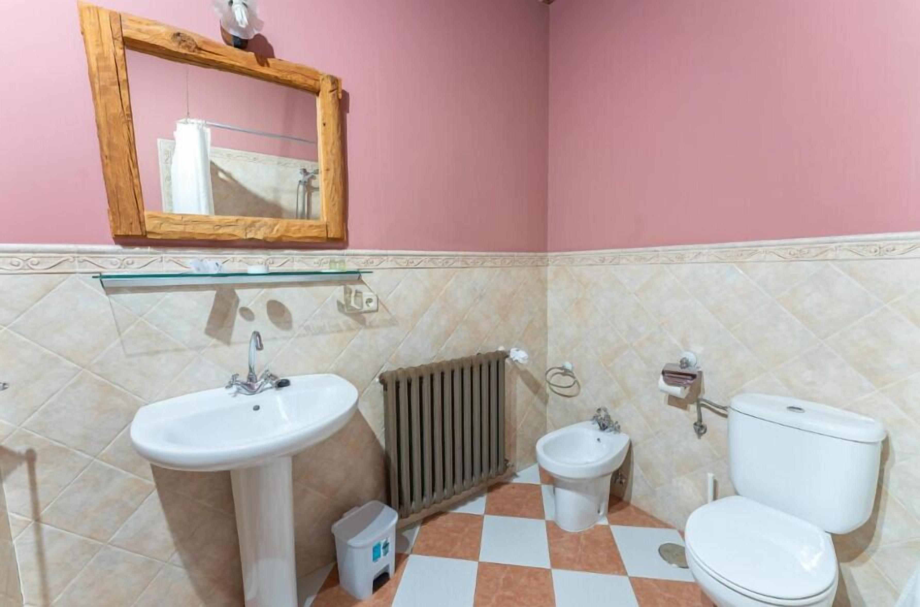 Habitación básica con 2 camas individuales | Baño | Secador de pelo