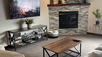 Télévision, cheminée, espaces bureaux