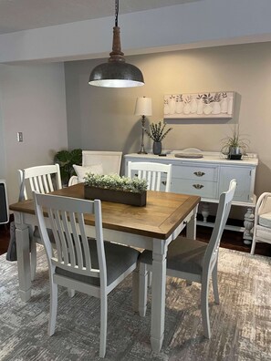 Dining - Upscale apartment, roof top terrace, walk to shops, restaurants, boardwalk, park (Coos Bay)