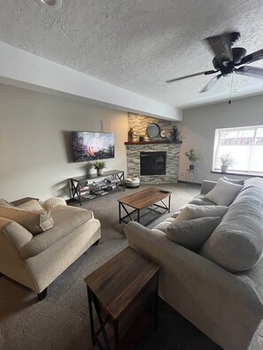 TV, fireplace, offices - Upscale apartment, roof top terrace, walk to shops, restaurants, boardwalk, park (Coos Bay)