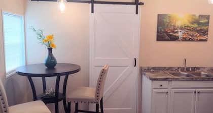 "Cozy Cottage an hour from Savannah, GA