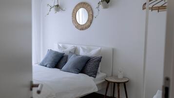 2 habitaciones, escritorio y tabla de planchar con plancha