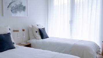 2 Schlafzimmer, Schreibtisch, Bügeleisen/Bügelbrett, Reisekinderbett