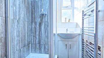 Asciugacapelli, asciugamani, sapone, carta igienica