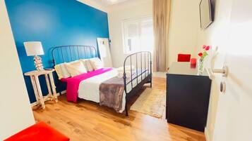 1 camera, una cassaforte in camera, una scrivania, ferro/asse da stiro