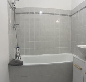 Towels, soap, toilet paper - 5 min Versailles & Golf National (Guyancourt)
