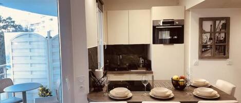 Kühlschrank, Mikrowelle, Ofen, Herdplatte