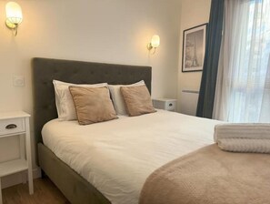 1 slaapkamer, een strijkplank/strijkijzer, reisbedje, gratis wifi