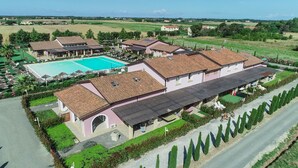 A large building with multiple rooms, a swimming pool, and a well-maintained garden. - Fattoria Palazzeta Pet & Family Friendly (Cecina)