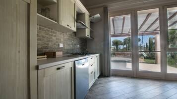 Superior loft, 1 slaapkamer, 2 badkamers, aan tuin | Donsdekens, pillowtop-bedden, een laptopwerkplek