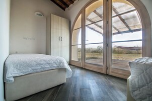 Cubrecamas, colchones con pillow-top y espacio para trabajar con laptop 