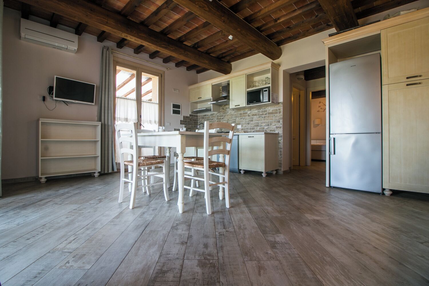 Casa exclusiva, 3 habitaciones, 2 baños, en la zona del jardín | Cocina privada | Frigorífico grande, microondas, placa de cocina y lavavajillas