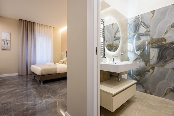 Skrivebord, lydisolert og wi-fi (inkludert)