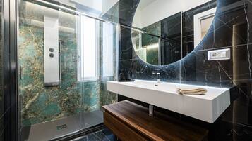 Superior Room | Bathroom | Towels
