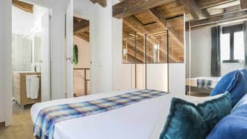 2 bedrooms, desk, iron/ironing board, travel crib