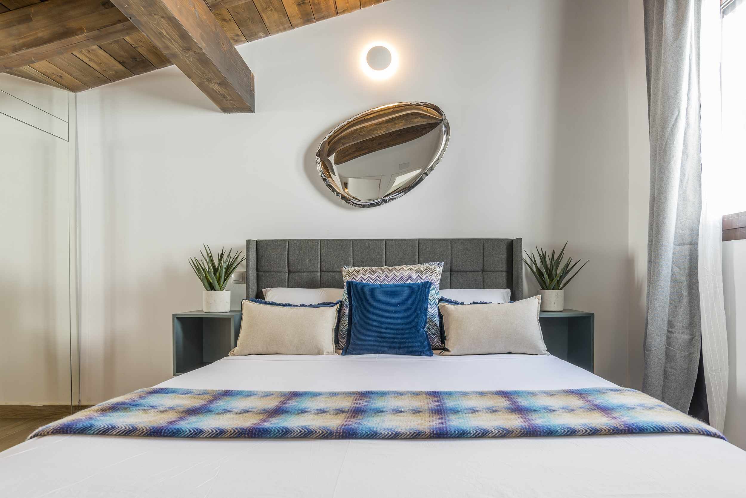 2 間睡房、書桌、熨斗/熨衫板、可攜式嬰兒床