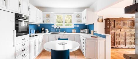 冷蔵庫、電子レンジ、オーブン、コンロ