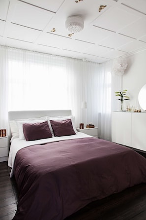 5 bedrooms, iron/ironing board, bed sheets