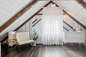 Interior - Historic Villa in Downtown Reykjavik. (Reykjavík)