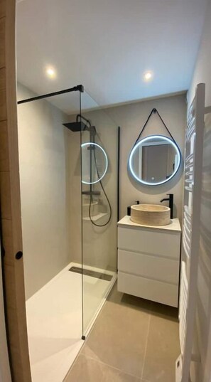 Douche, sèche-cheveux, serviettes fournies