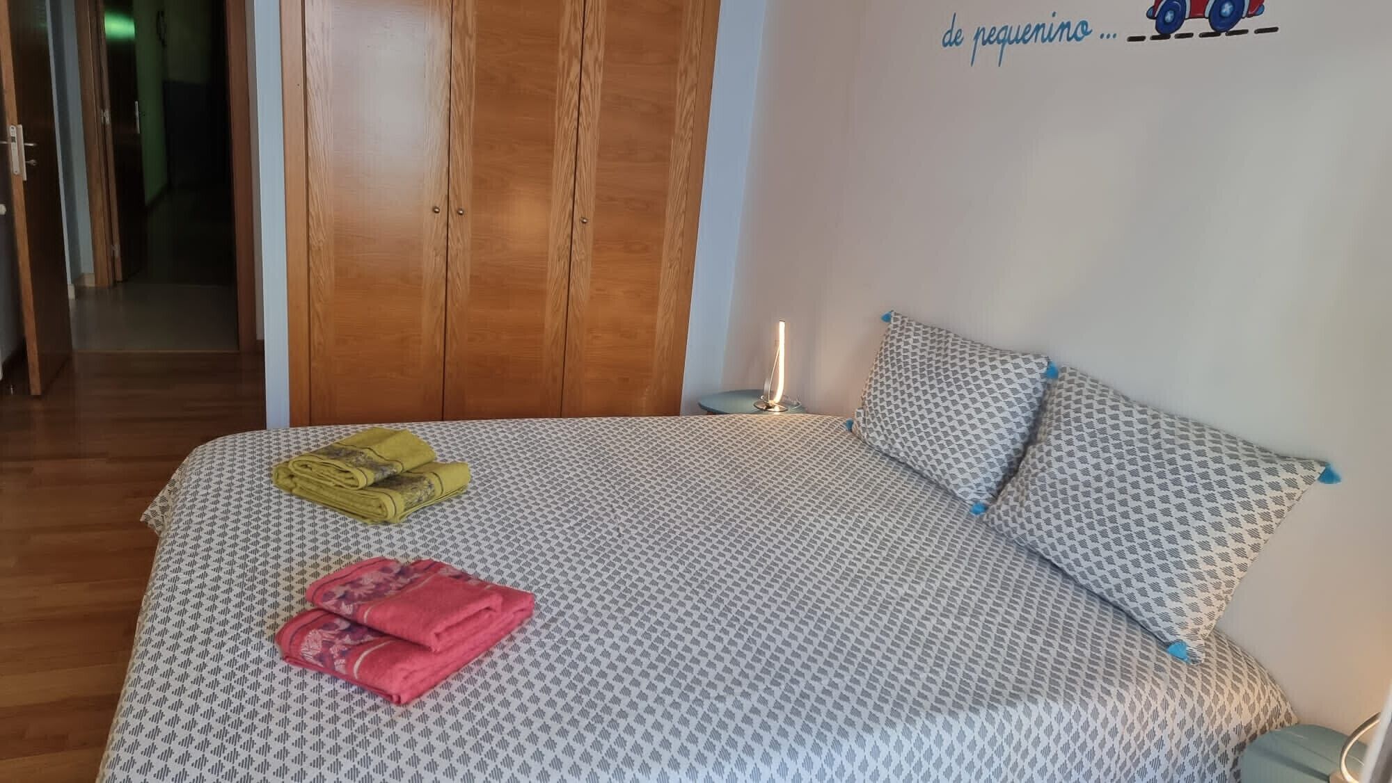 3 habitaciones y tabla de planchar con plancha 