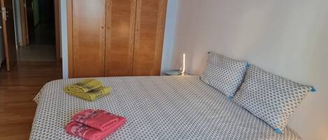 3 habitaciones y tabla de planchar con plancha