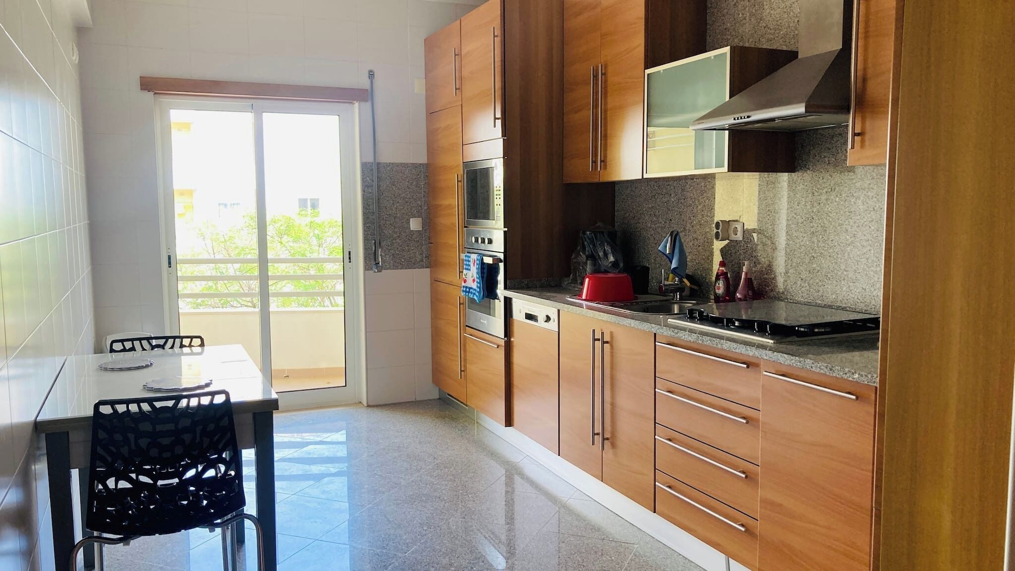 Kjøleskap, mikrobølgeovn, ovn og oppvaskmaskin