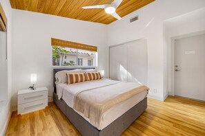 3 bedrooms, iron/ironing board, free WiFi, bed sheets - Sunny Paradise Getaway, Private Solar Heated Pool (Fort Lauderdale)