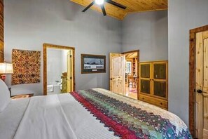 1 bedroom, iron/ironing board, travel crib, WiFi - Wildwood Cabin near Great Smoky Mtn Nat'l Park (Townsend)