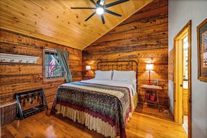 1 bedroom, iron/ironing board, travel crib, WiFi - Mountain Cabin Oasis with Luxury Kitchen (Townsend)