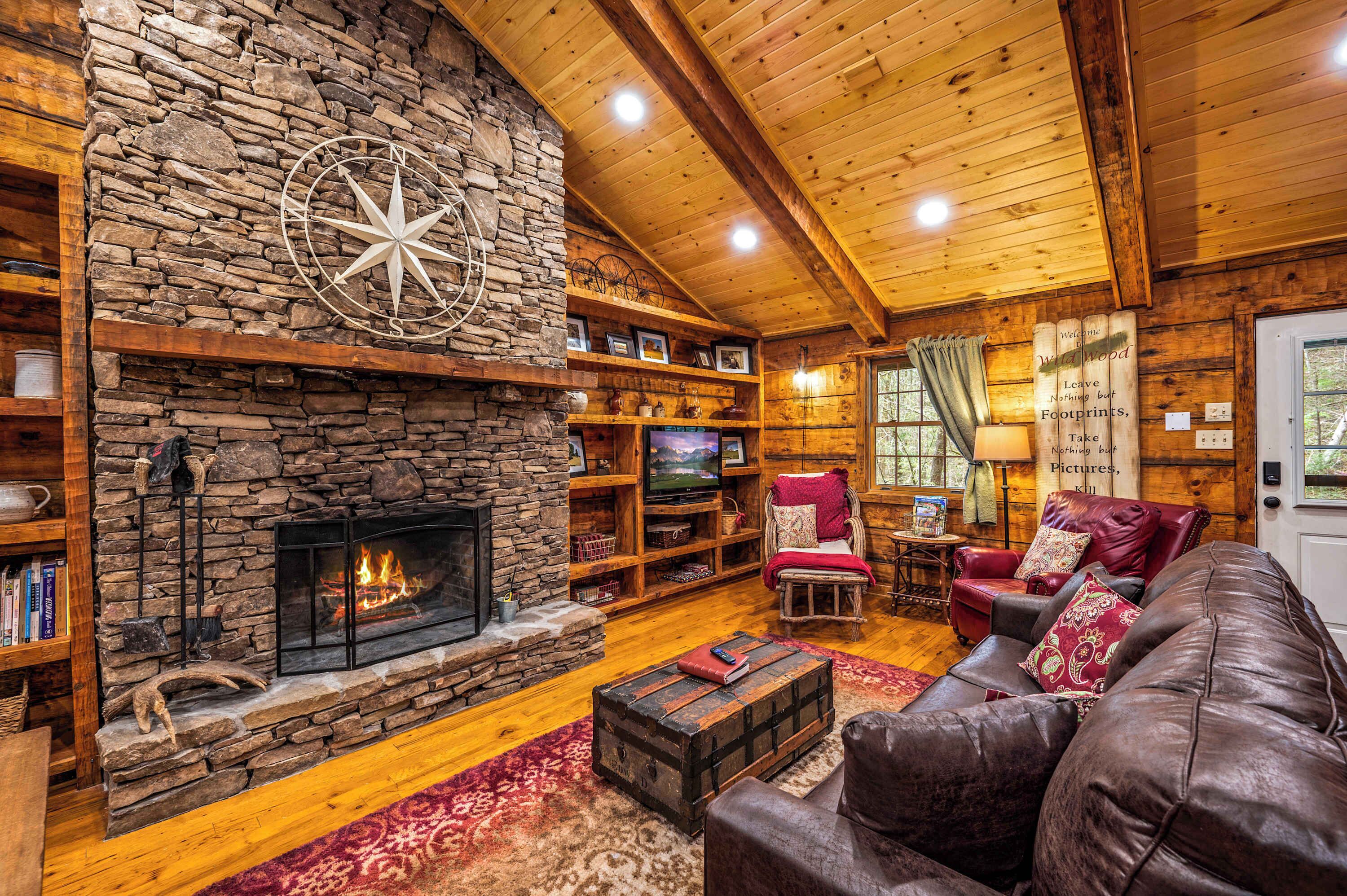 Una Smart TV, una chimenea, una oficina