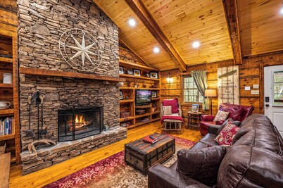 Mountain Cabin Oasis with Luxury Kitchen