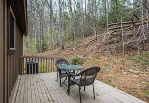 Outdoor dining - Wildwood Cabin near Great Smoky Mtn Nat'l Park (Townsend)