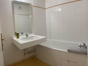 Serviettes fournies, savon, papier toilette