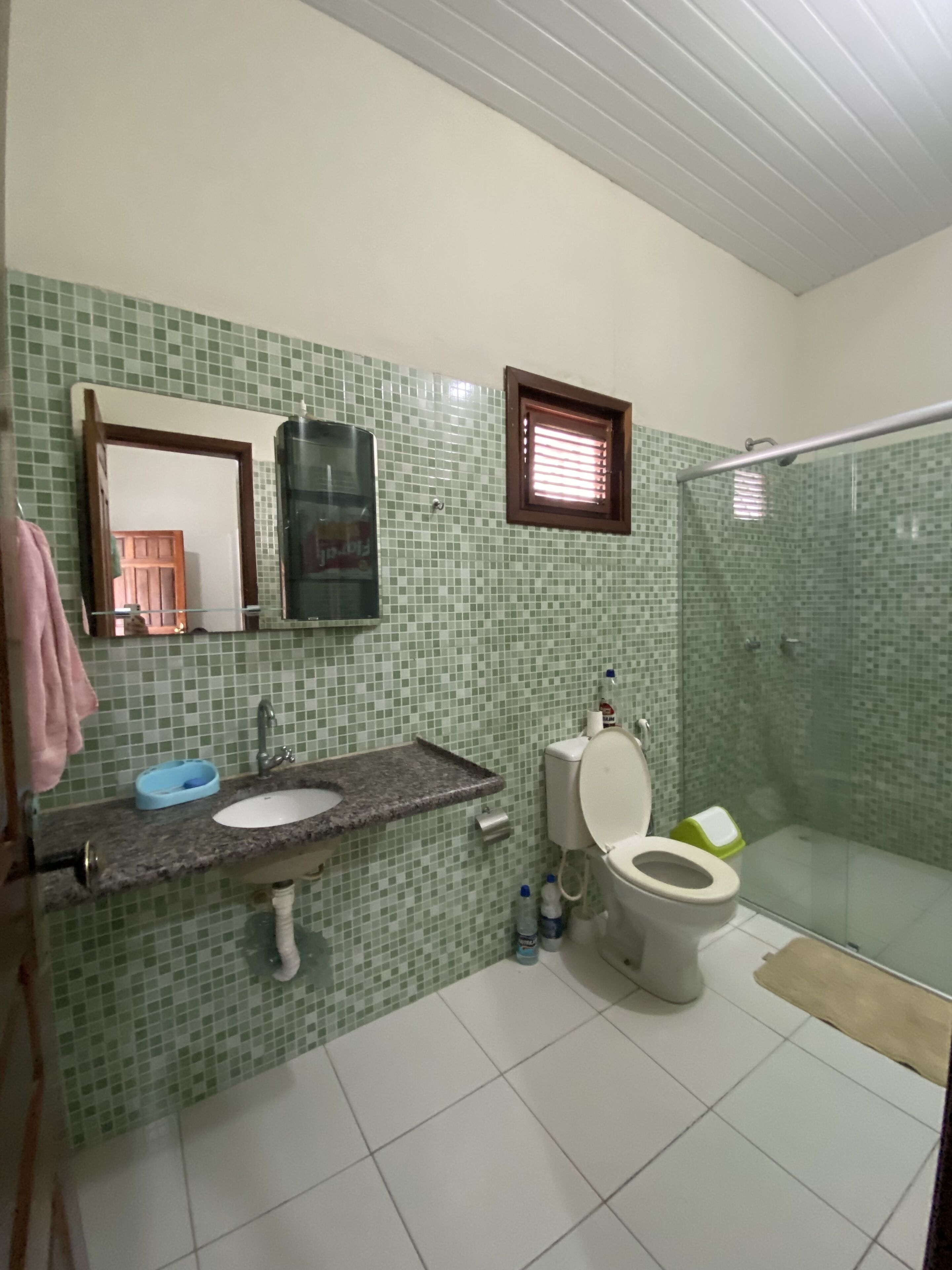 Ducha, toallas y papel higiénico