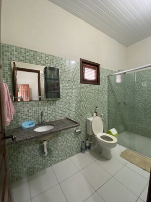 シャワー、タオル、トイレットペーパー