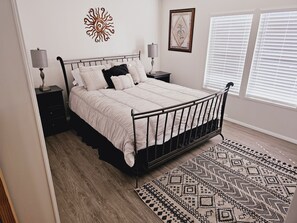 3 habitaciones, tabla de planchar con plancha y cuna de viaje