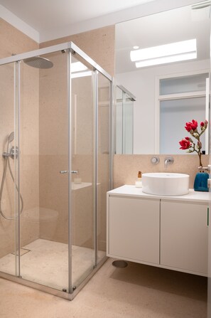 Dusche, Haartrockner, Handtücher, Seife