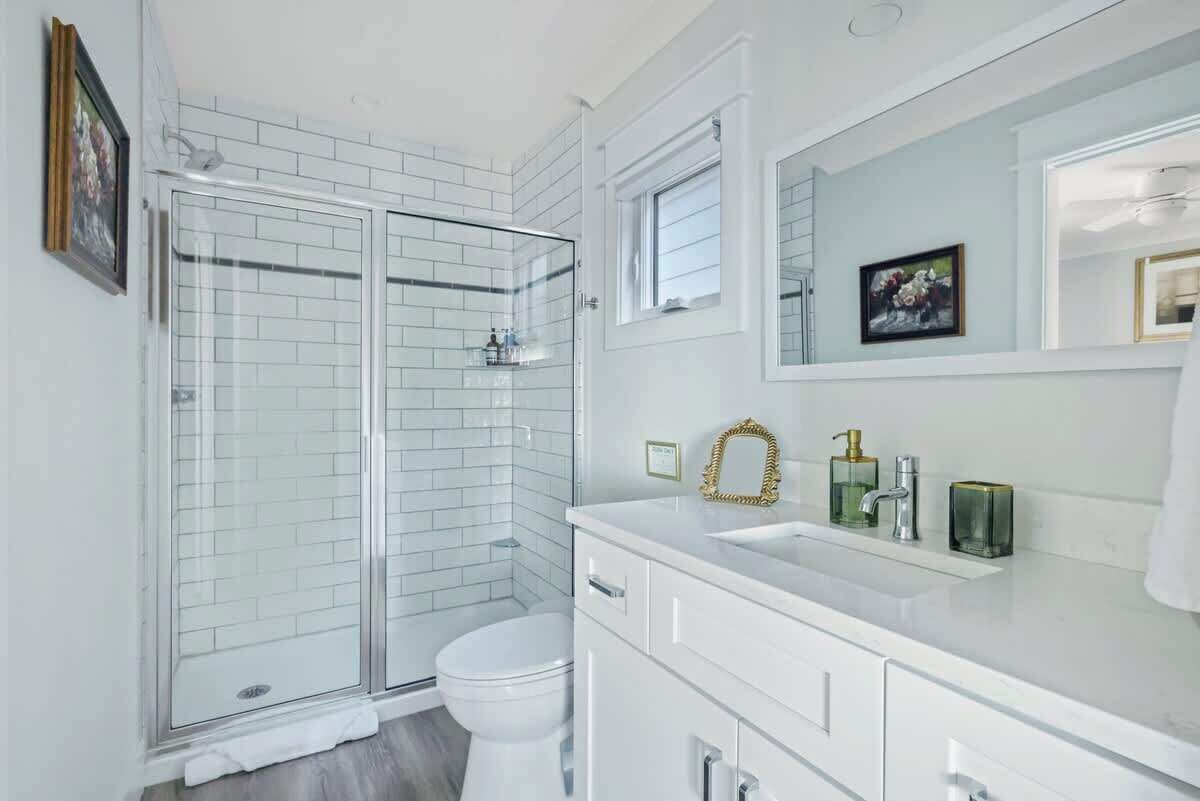 Shower, hair dryer, towels, shampoo