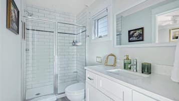 Shower, hair dryer, towels, shampoo