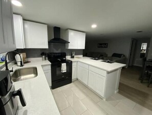 Geladeira, micro-ondas, fogão, cooktop